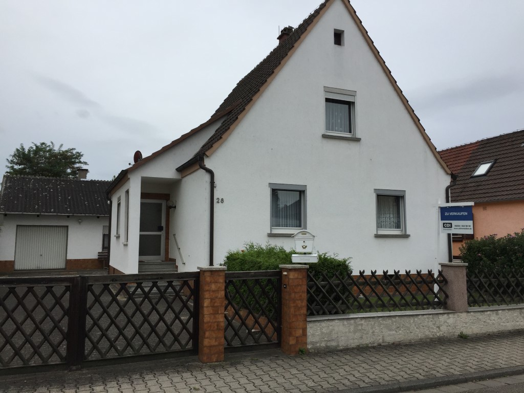 Objekt 499: Freistehendes Einfamilienhaus mit angelegtem Garten in ruhiger Lage von Hofheim/Ried