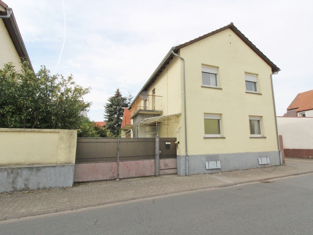 Objekt 822: Älteres Zweifamilienhaus mit Scheune in Hähnlein